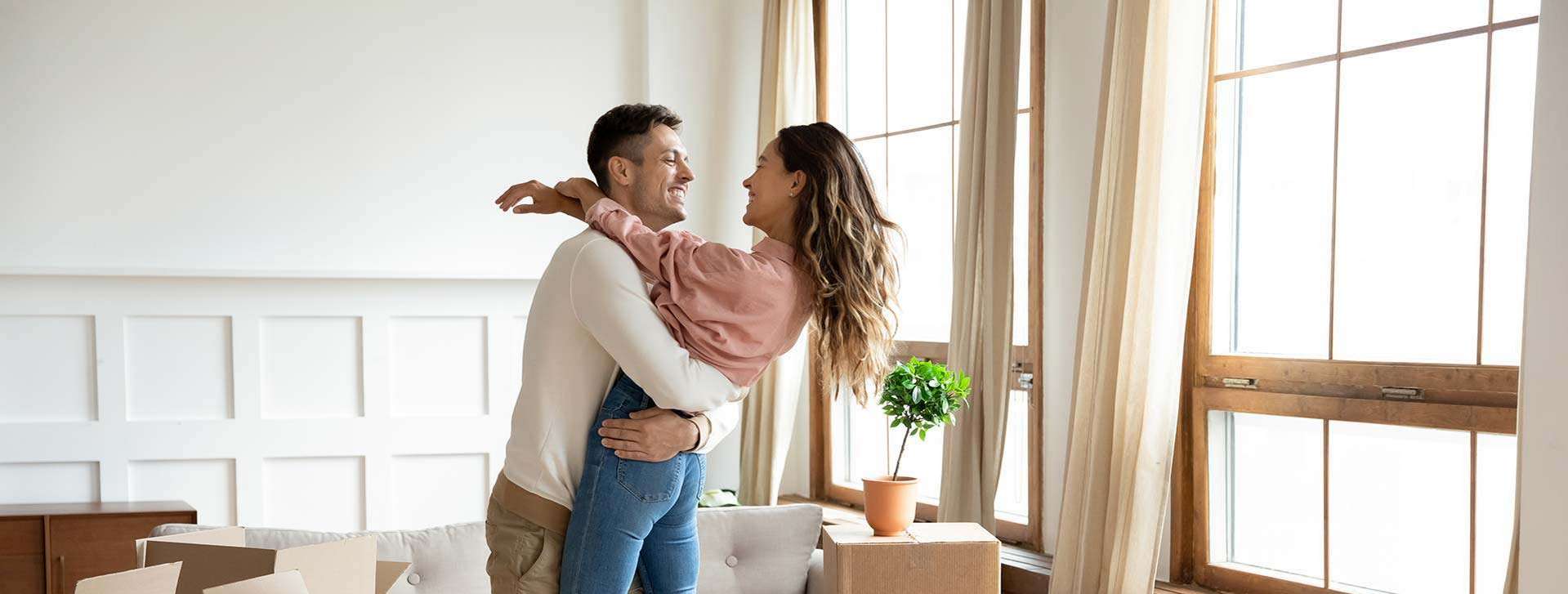 Ein Paar steht in einer neuen Wohnung
